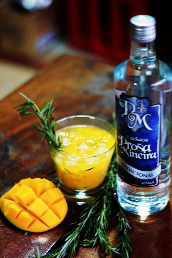 Coquetel de manga com alecrim